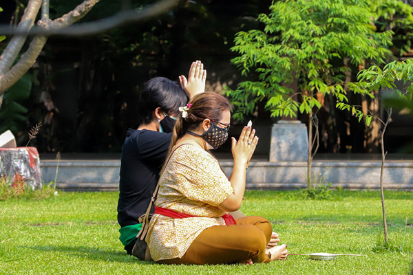 Umat Hindu saat menjalankan ibadah dengan menjalankan protokol kesehatan ketat di Pura Candra Prabha, Jakarta Barat, Senin (5/7/2021).