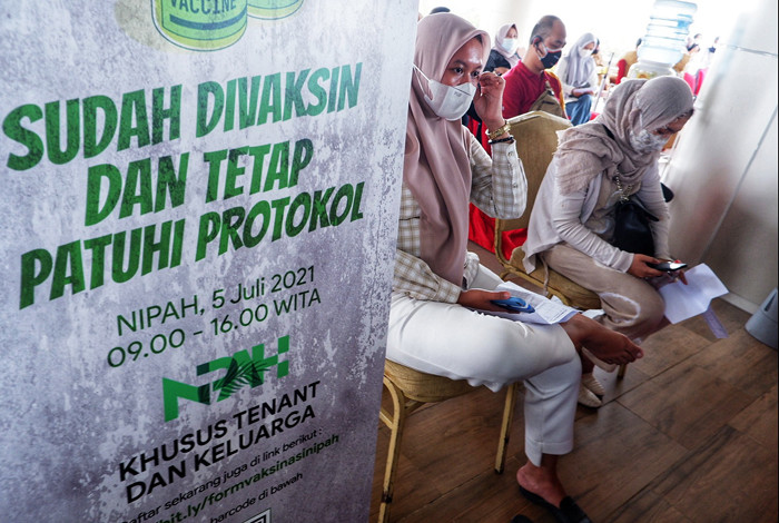 Suasana peserta vaksin di Mal Nipah, Makassar, Sulawesi Selatan, Senin (5/7/2021).