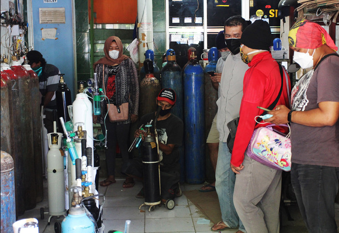 Antrian warga mengisi tabung oksigen di Depo Oksigen di kawasan Ciputat, Tangerang Selatan, Selasa (6/7/2021).