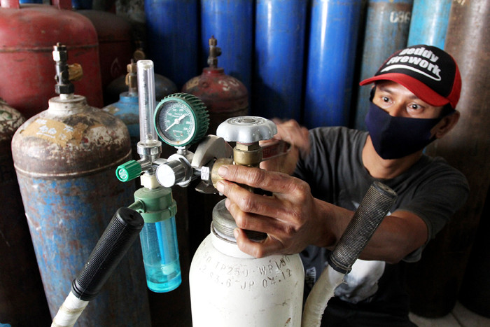 Antrian warga mengisi tabung oksigen di Depo Oksigen di kawasan Ciputat, Tangerang Selatan, Selasa (6/7/2021).