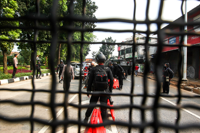 Petugas Brimob saat melakukan pemeriksaan warga yang melewati pos penyekatan PPKM Darurat di Lenteng Agung, Jakarta Selatan, Selasa (6/7/2021).