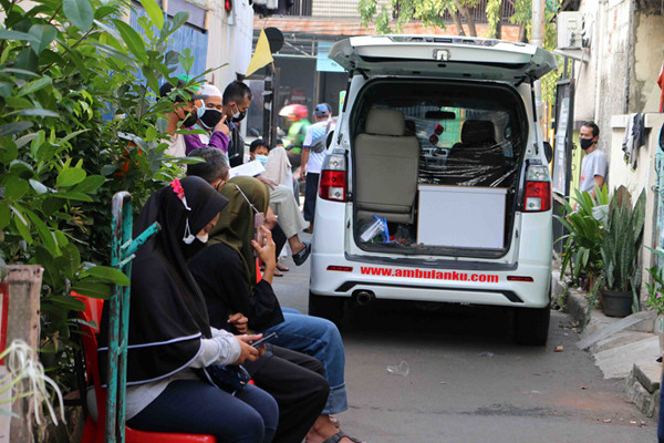 Petugas Yayasan Covid 19 dan puskesmas mengevakuasi jenazah Covid-19 di kawasan Kemayoran, Jakarta Pusat, Selasa (6/7/2021).
