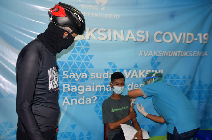 Gubernur Jateng Ganjar Pranowo meninjau pelaksanaan Vaksin Gotong Royong di SIM Square-SMC RS Telogorejo Semarang, Jawa Tengah, Selasa (6/7/2021).