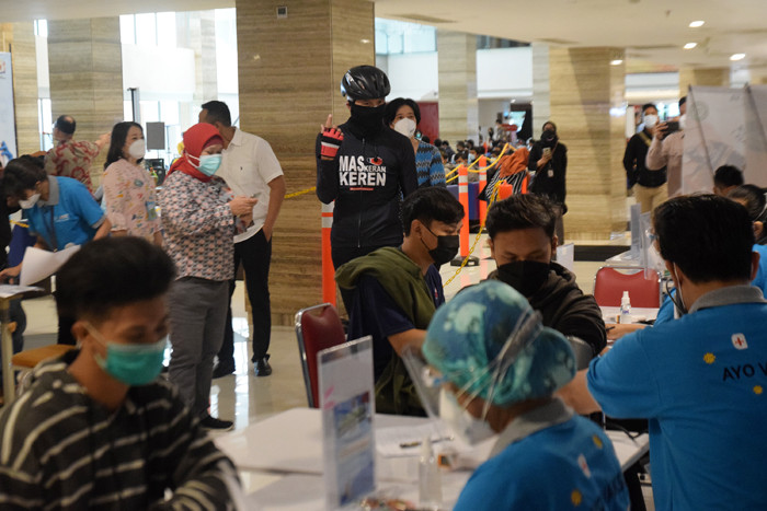 Gubernur Jateng Ganjar Pranowo meninjau pelaksanaan Vaksin Gotong Royong di SIM Square-SMC RS Telogorejo Semarang, Jawa Tengah, Selasa (6/7/2021).