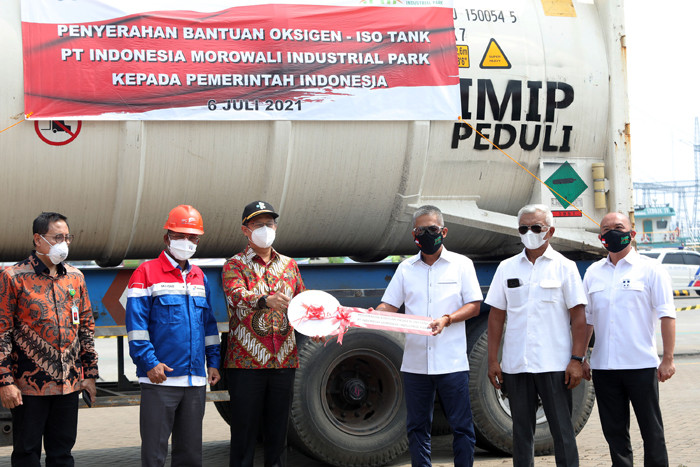 Penyerahan bantuan 21 unit Iso tank oksigen di Dermaga Nusantara, Pelabuhan Tanjung Priok, Jakarta, Selasa (6/7/2021).