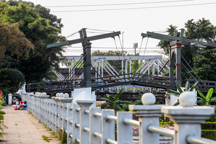 Jembatan Kota Intan yang Pernah Bernama Jembatan Inggris Jembatan Tertua di Indonesia termasuk 6 Wisata Sejarah Antimainstream Terbaik Jakarta.