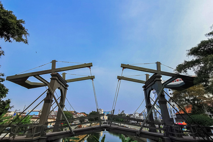 Jembatan Kota Intan yang Pernah Bernama Jembatan Inggris Jembatan Tertua di Indonesia termasuk 6 Wisata Sejarah Antimainstream Terbaik Jakarta.