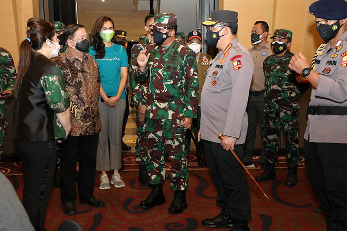 Panglima TNI Marsekal TNI Hadi Tjahjanto bersama Kapolri Jenderal Polisi Listyo Prabowo meninjau pelaksanaan vaksinasi di Mal Kota Kasablanka, Senin (5/7/2021).
