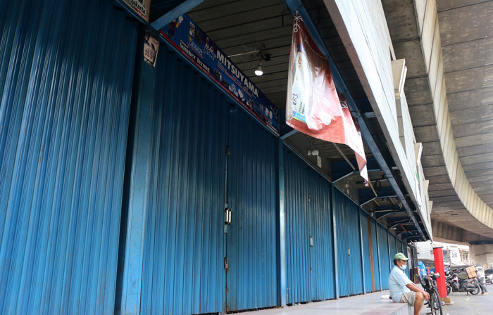 Aktivitas pedagang di Pasar Pagi Lama tampak sepi dan toko tutup di Jakarta, Selasa (6/7/2021).