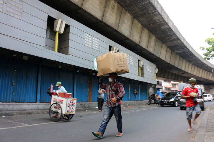 Aktivitas pedagang di Pasar Pagi Lama tampak sepi dan toko tutup di Jakarta, Selasa (6/7/2021).