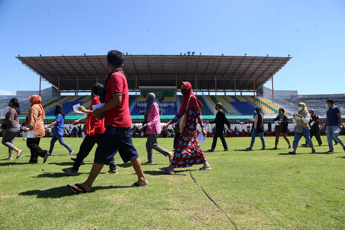 Warga antusias mengikuti vaksinasi massal di Stadion Gelora 10 November Tambaksari Surabaya, Jawa Timur, Selasa (6/7/2021).