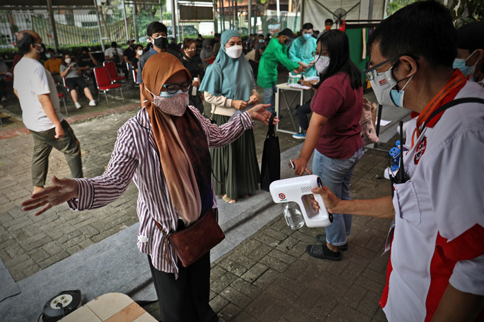 Vaksinasi Covid-19 yang diselenggarakan oleh Himpunan Pengusaha Muda Indonesia Jaya Peduli di SMA Labschool Kebayoran, Jakarta Selatan, Selasa (6/7/2021).