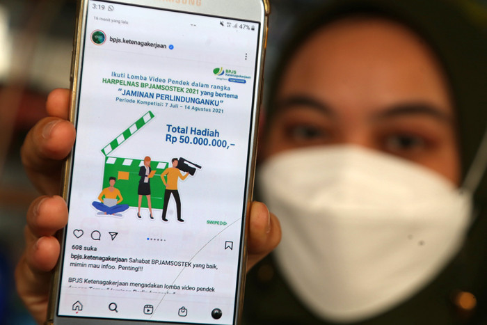 Calon peserta lomba mempelajari tata cara perlombaan melalui akun Instagram BPJS Ketenagakerjaan, di Surabaya, Jawa Timur, Rabu (7/7/2021).