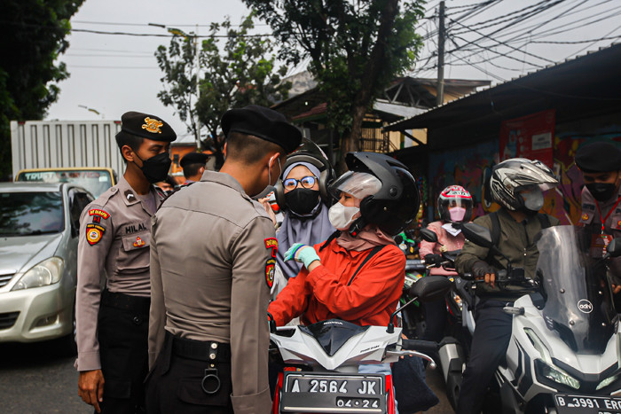 Kepala Korps Lalu Lintas (Kakorlantas) Polri Irjen Pol Istiono saat meninjau penyekatan pos PPKM Darurat Lenteng Agung, Jakarta Selatan, Rabu (7/7/2021).