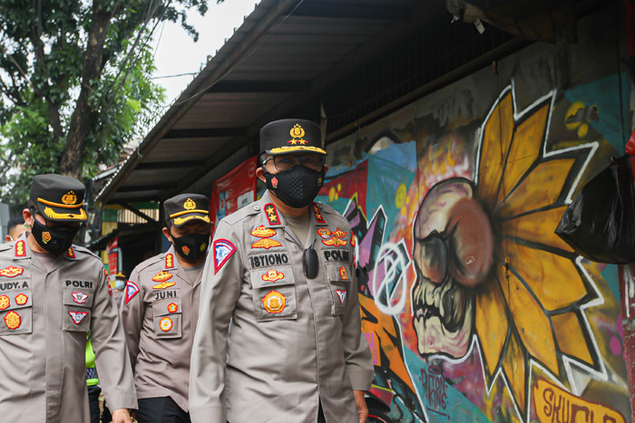 Kepala Korps Lalu Lintas (Kakorlantas) Polri Irjen Pol Istiono saat meninjau penyekatan pos PPKM Darurat Lenteng Agung, Jakarta Selatan, Rabu (7/7/2021).