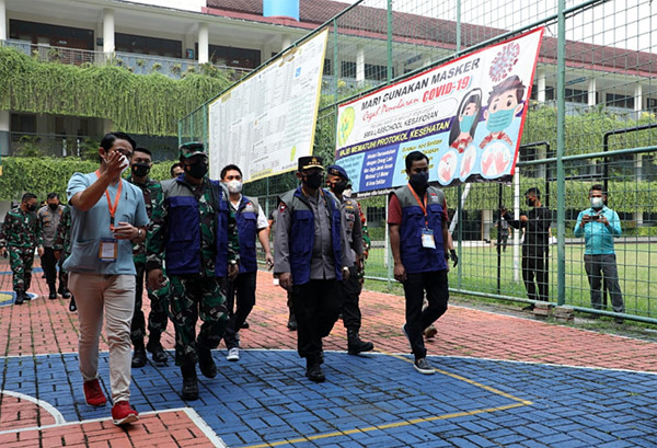 Panglima TNI Marsekal TNI Hadi Tjahjanto saat meninjau pelaksanaan serbuan vaksinasi bagi warga masyarakat, di tiga lokasi, Jakarta Selatan, Selasa (6/7/2021).