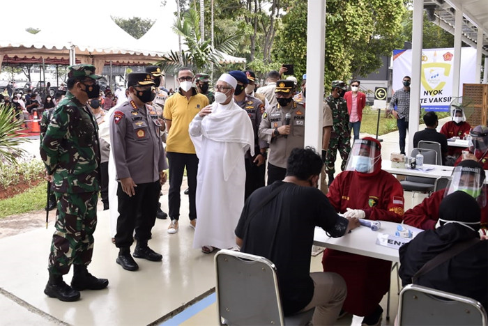 Panglima TNI Marsekal TNI Hadi Tjahjanto saat meninjau pelaksanaan serbuan vaksinasi bagi warga masyarakat, di tiga lokasi, Jakarta Selatan, Selasa (6/7/2021).