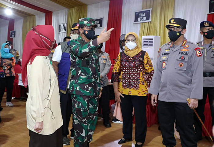 Panglima TNI Marsekal TNI Hadi Tjahjanto saat meninjau pelaksanaan serbuan vaksinasi bagi warga masyarakat, di tiga lokasi, Jakarta Selatan, Selasa (6/7/2021).