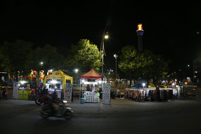 Suasana sepi Pedagang Kaki Lima dikawasan Masjid Al Akbar Surabaya, Jawa Timur, Selasa (6/7/2021).