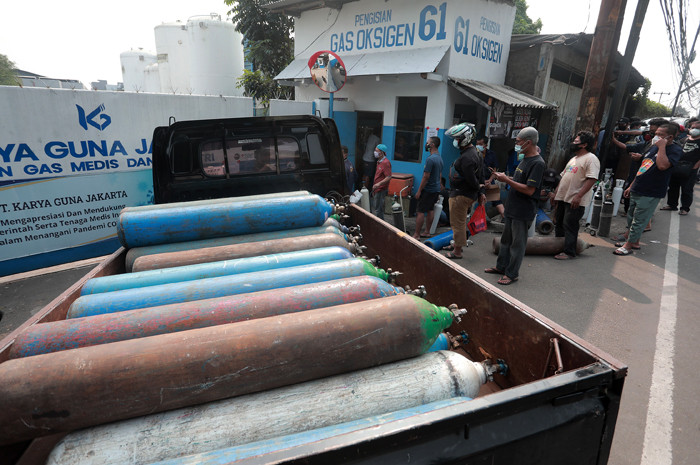 Warga mengantre untuk mengisi ulang tabung oksigen di kawasan Pesanggrahan, Jakarta, Kamis (8/7/2021).
