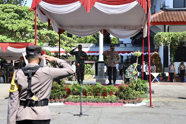 Apel kesiapan penerapan Pemberlakuan Pembatasan Kegiatan Masyarakat (PPKM) Darurat di halaman Gedung Setda Sukoharjo, Jawa Tengah, Kamis (8/7/2021).