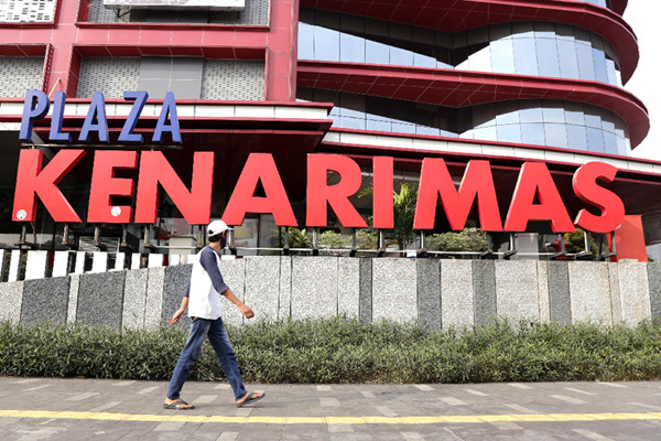 Pejalan kaki melintas di depan gerbang masuk Plaza Kenari Mas, Jakarta Pusat, Kamis (8/7/2021).