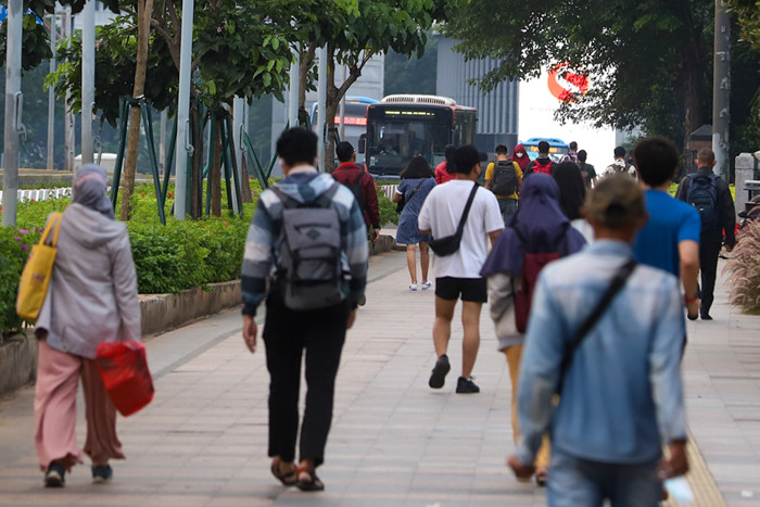 Sejumlah pekerja berjalan pulang menuju stasiun transportasi umum di Jakarta Pusat, Rabu (7/7/2021).