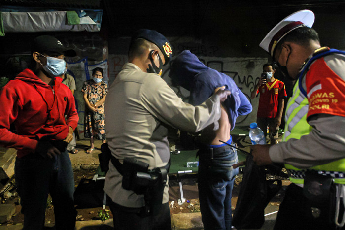 Tiga remaja berusia 16 tahun tertangkap membawa miras oplosan saat mencoba terobos pos penyekatan PPKM Darurat Lenteng Agung, Jakarta Selatan, Rabu (7/7/2021).