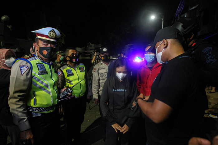 Tiga remaja berusia 16 tahun tertangkap membawa miras oplosan saat mencoba terobos pos penyekatan PPKM Darurat Lenteng Agung, Jakarta Selatan, Rabu (7/7/2021).