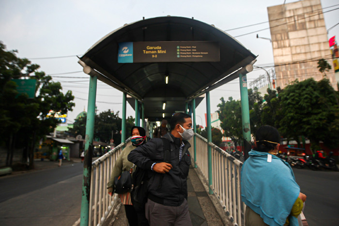 Halte Transjakarta tampak sepi di halte Garuda Taman Mini, Jakarta Timur, Rabu (7/7/2021).