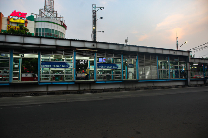 Halte Transjakarta tampak sepi di halte Garuda Taman Mini, Jakarta Timur, Rabu (7/7/2021).
