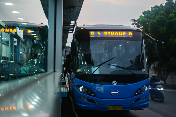 Halte Transjakarta tampak sepi di halte Garuda Taman Mini, Jakarta Timur, Rabu (7/7/2021).