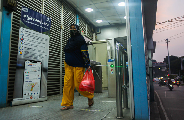 Halte Transjakarta tampak sepi di halte Garuda Taman Mini, Jakarta Timur, Rabu (7/7/2021).
