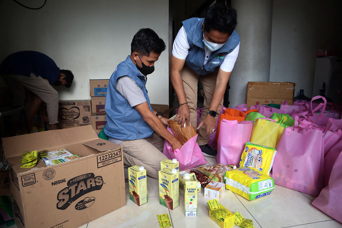 Tim Satgas Covid-19 UM Surabaya mengirim paket sehat untuk pasien isolasi mandiri di Surabaya, Jawa Timur, Kamis (8/7/2021).