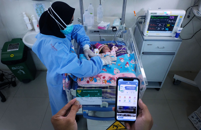 Tenaga Kesehatan tengah melakukan penanganan lanjutan pada bayi baru lahir di ruang neonatal intensive care unit Rumah Sakit Tajuddin Chalid, Jumat (9/7/2021).