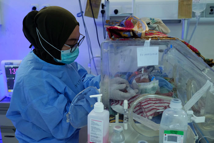 Tenaga Kesehatan tengah melakukan penanganan lanjutan pada bayi baru lahir di ruang neonatal intensive care unit Rumah Sakit Tajuddin Chalid, Jumat (9/7/2021).