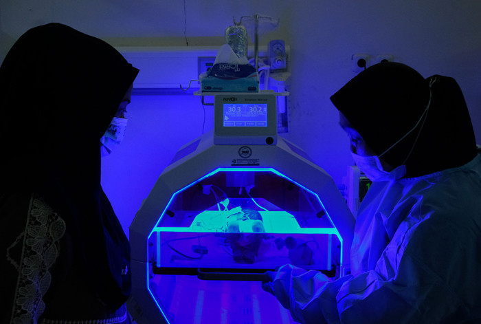 Tenaga Kesehatan tengah melakukan penanganan lanjutan pada bayi baru lahir di ruang neonatal intensive care unit Rumah Sakit Tajuddin Chalid, Jumat (9/7/2021).