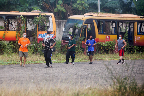 Pasien Covid-19 orang tanpa gejala melakukan olahraga ringan dan berjemur di Kantor Unit Pengelola Angkutan Sekolah (UPAS), Jakarta Timur, Jumat (9/7/2021).