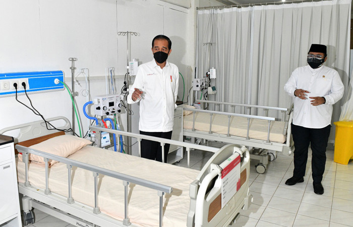 Presiden Joko Jokowi didampingi Menteri Agama Yaqut Cholil Qoumas meresmikan RS darurat Covid-19 di Asrama Haji Pondok Gede, Jakarta Timur, Jumat (9/7/2021).