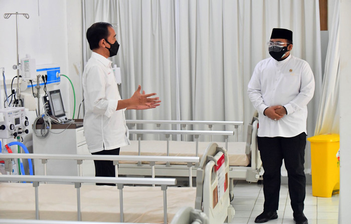 Presiden Joko Jokowi didampingi Menteri Agama Yaqut Cholil Qoumas meresmikan RS darurat Covid-19 di Asrama Haji Pondok Gede, Jakarta Timur, Jumat (9/7/2021).