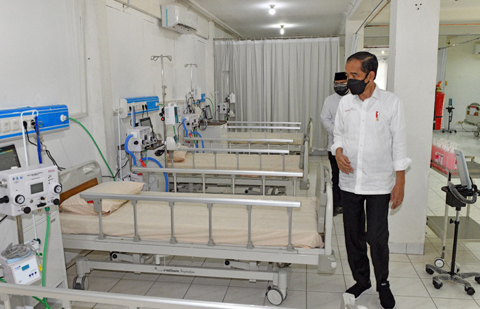 Presiden Joko Jokowi didampingi Menteri Agama Yaqut Cholil Qoumas meresmikan RS darurat Covid-19 di Asrama Haji Pondok Gede, Jakarta Timur, Jumat (9/7/2021).