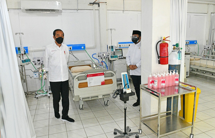 Presiden Joko Jokowi didampingi Menteri Agama Yaqut Cholil Qoumas meresmikan RS darurat Covid-19 di Asrama Haji Pondok Gede, Jakarta Timur, Jumat (9/7/2021).