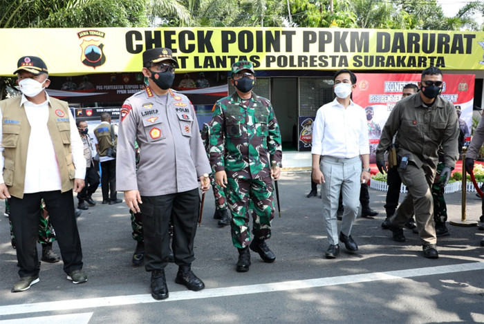 Sentra Vaksinasi di Gedung Sasana Krida Kusuma dan Pos Penyekatan di Pertigaan Tugu Makutha, Kota Solo, Jawa Tengah, Jumat (9/7/2021).
