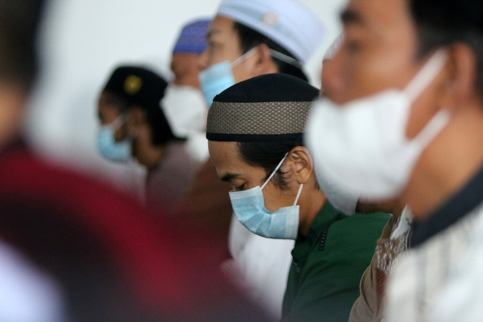 Umat Islam melakukan Shalat Jumat di Masjid Nursalam, Kemayoran, Jakarta Pusat, Jumat (8/7/2021).