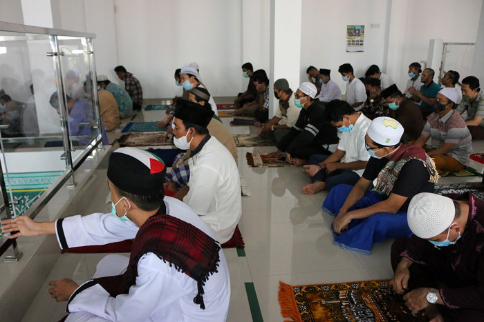 Umat Islam melakukan Shalat Jumat di Masjid Nursalam, Kemayoran, Jakarta Pusat, Jumat (8/7/2021).