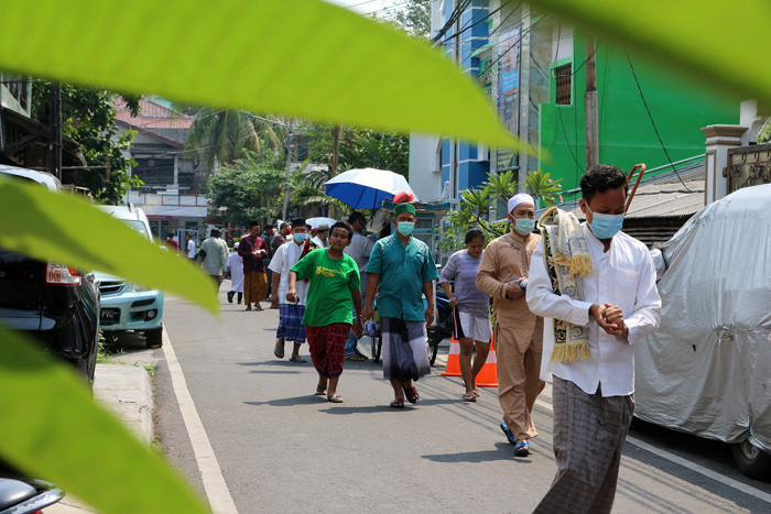 Umat Islam melakukan Shalat Jumat di Masjid Nursalam, Kemayoran, Jakarta Pusat, Jumat (8/7/2021).