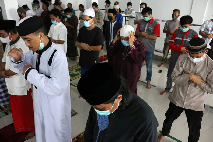 Umat Islam melakukan Shalat Jumat di Masjid Nursalam, Kemayoran, Jakarta Pusat, Jumat (8/7/2021).