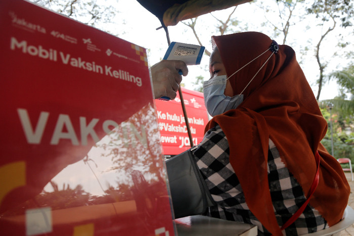 Warga antre saat mengikuti program vaksinasi Covid-19 keliling di Taman Dadap Merah, Kebagusan, Pasar Minggu, Jakarta Selatan, Jumat (9/7/2021).