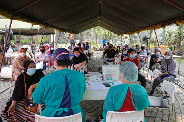 Warga antre saat mengikuti program vaksinasi Covid-19 keliling di Taman Dadap Merah, Kebagusan, Pasar Minggu, Jakarta Selatan, Jumat (9/7/2021).
