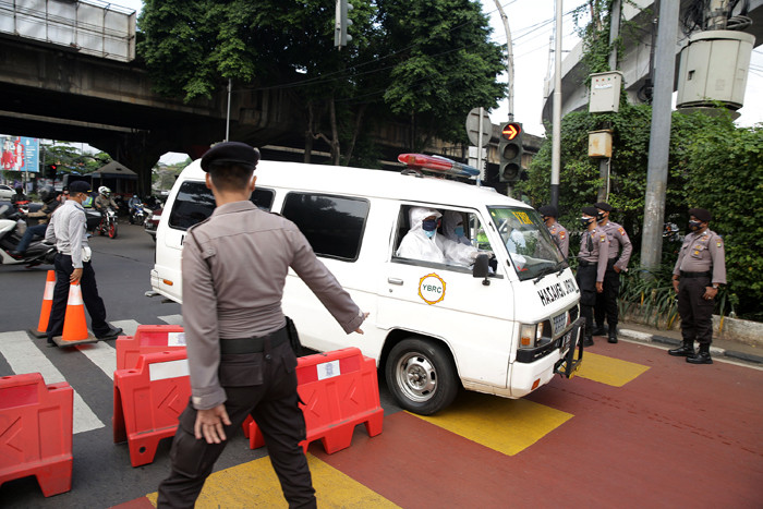 Petugas kepolisian memeriksa pengendara motor di Jalan Fatmawati yang ditutup di Jakarta, Sabtu (10/7/2021).